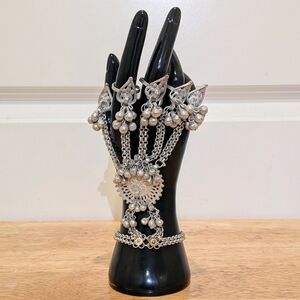 NWT Beckwoman Oxidized Silvertone Chain Bracelet with Rings Hathphool